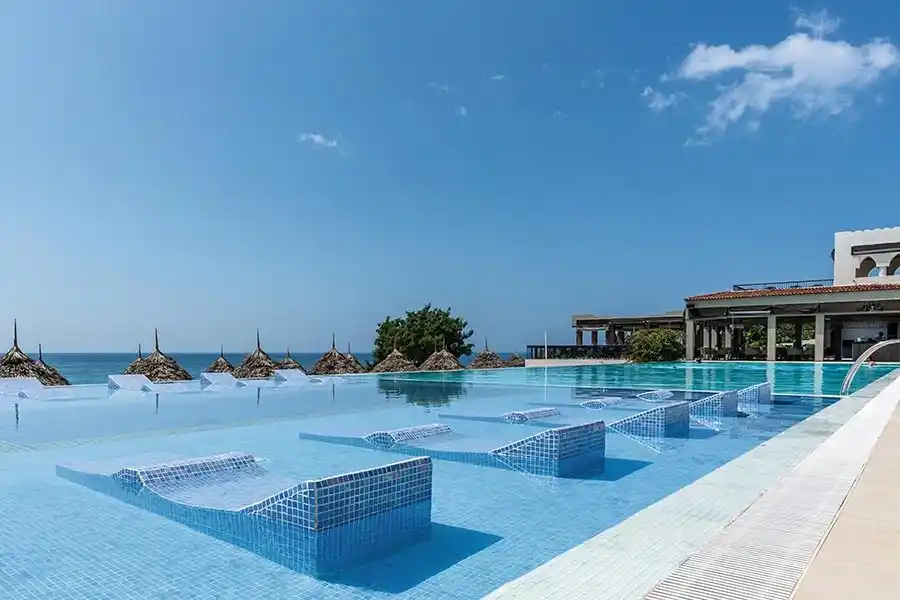 hotelsRiu-Palace-Hotel-Outdoor-pool-with-sun-beds-in-water.png