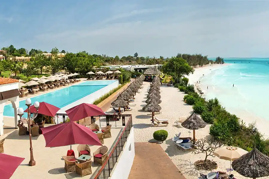 hotelsRiu-Palace-Hotel-Pool-and-Beach-area.png